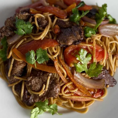 Tallarines salteados con carne y verduras