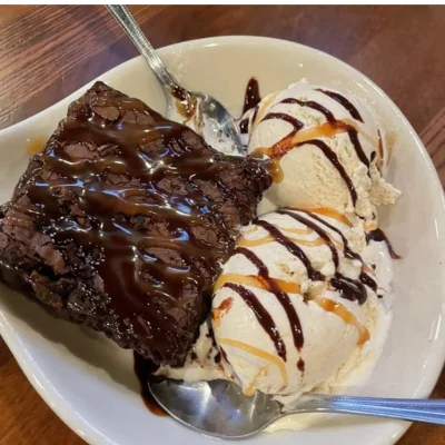 Brownie con helado y salsas, estilo cafetería